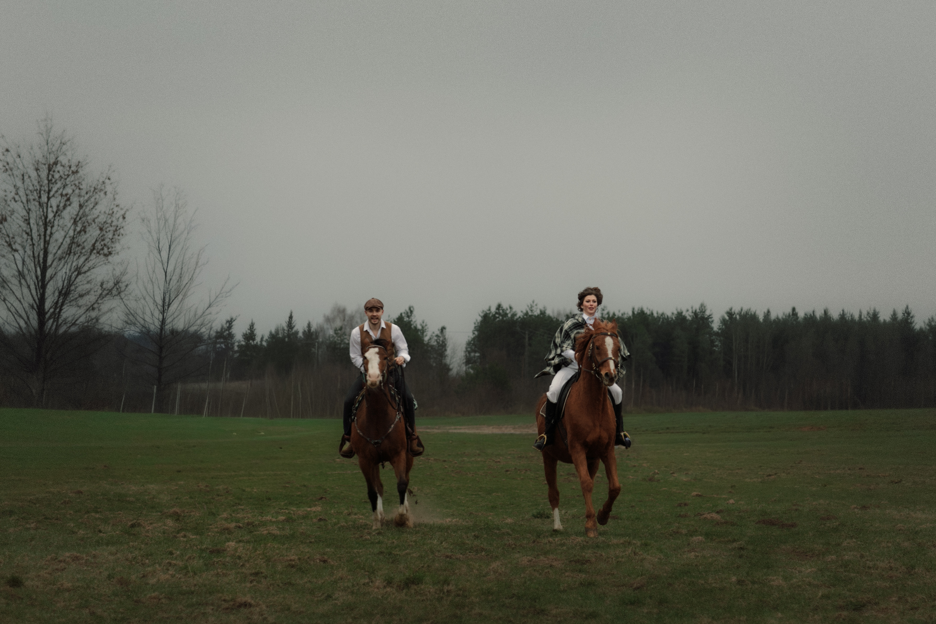 Dominika i Jakub jadą konno