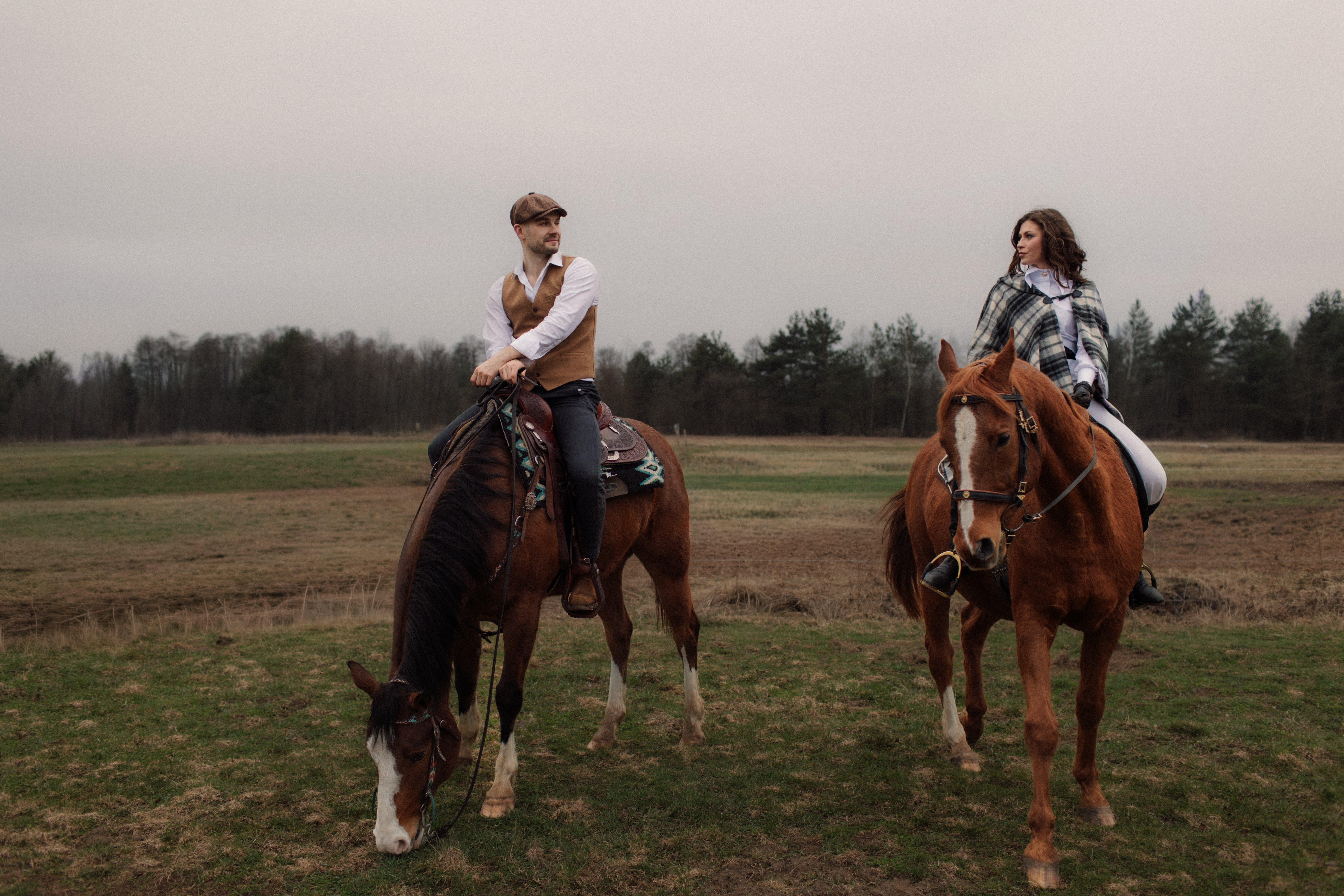 Dominika i Jakub na koniach w plenerze